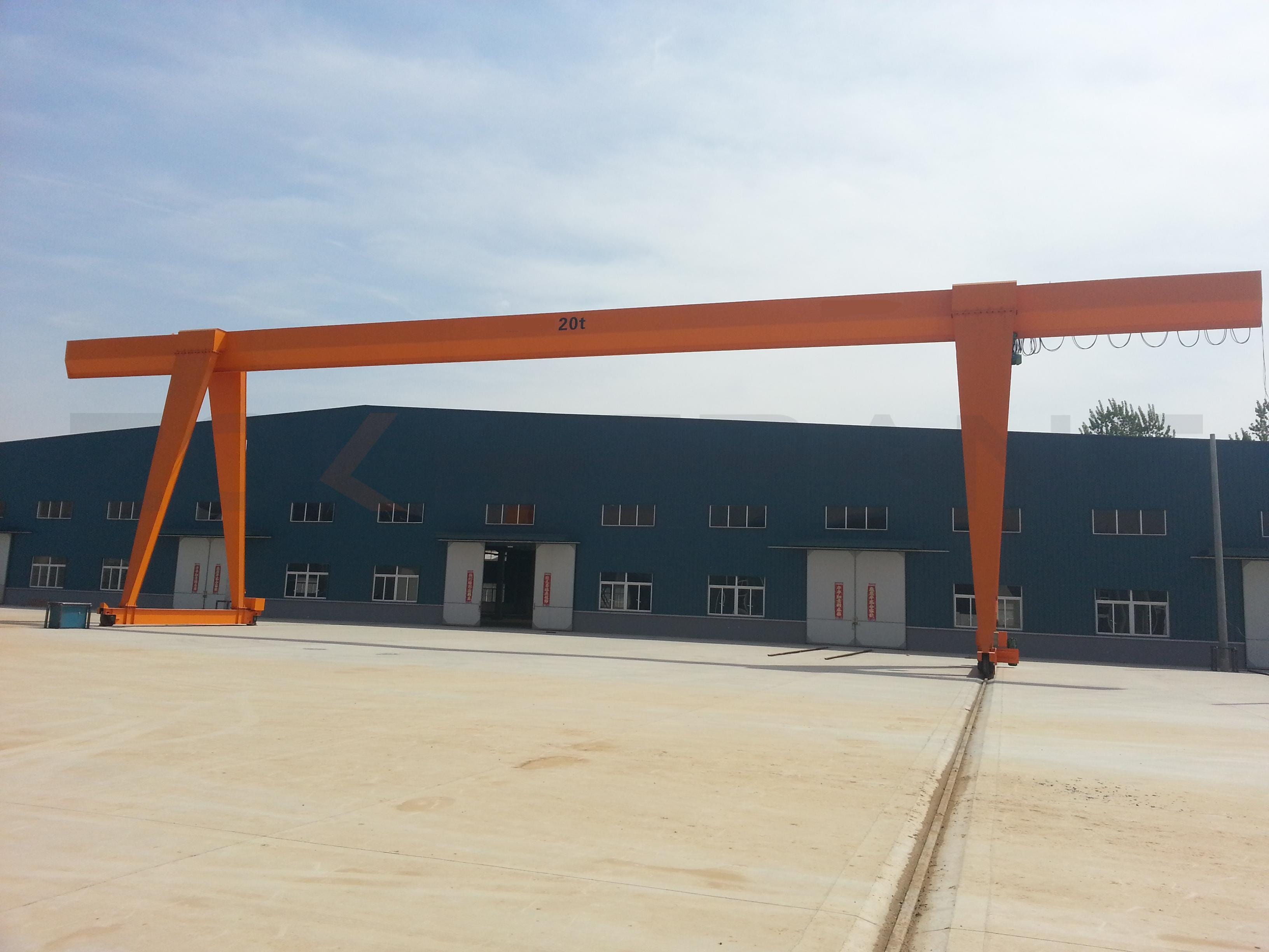 Composition of gantry crane and safety precautions