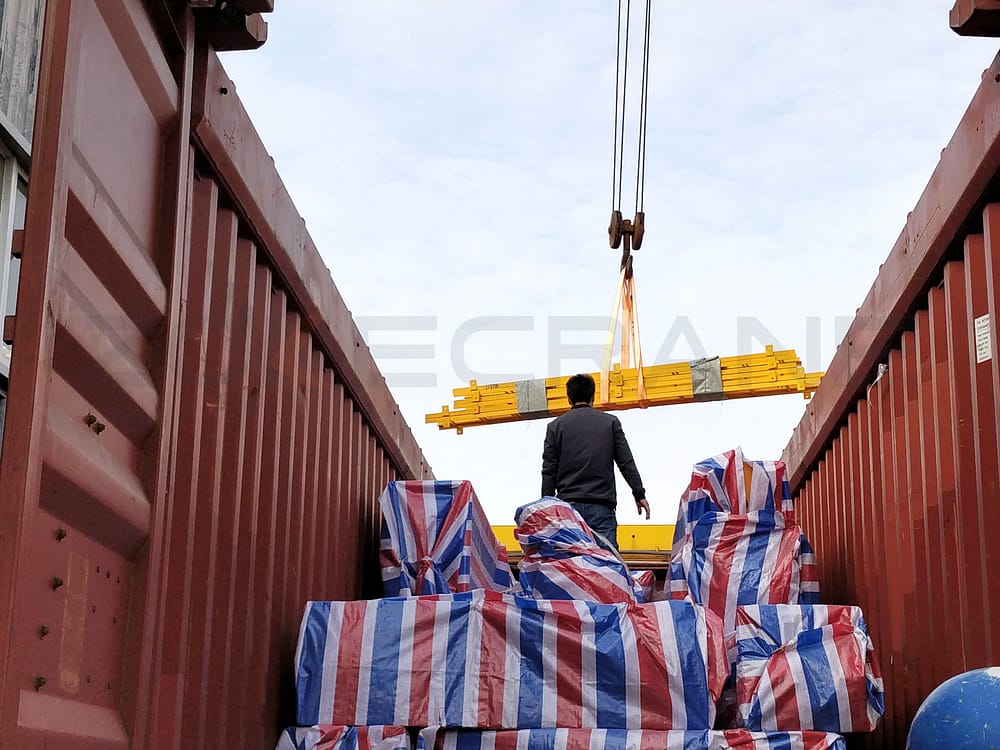 caricare la merce in un container
