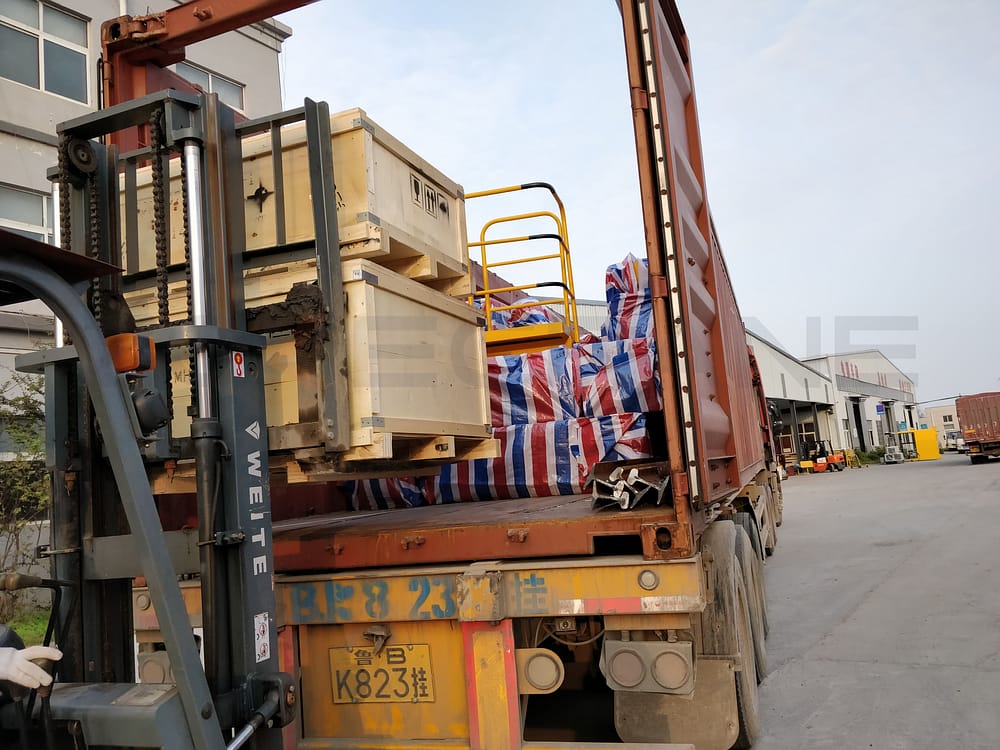 caricare la merce in un container