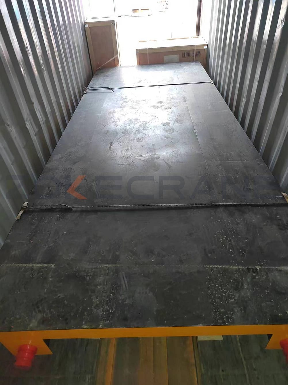Caricare le merci nel container nel porto di carico della Cina