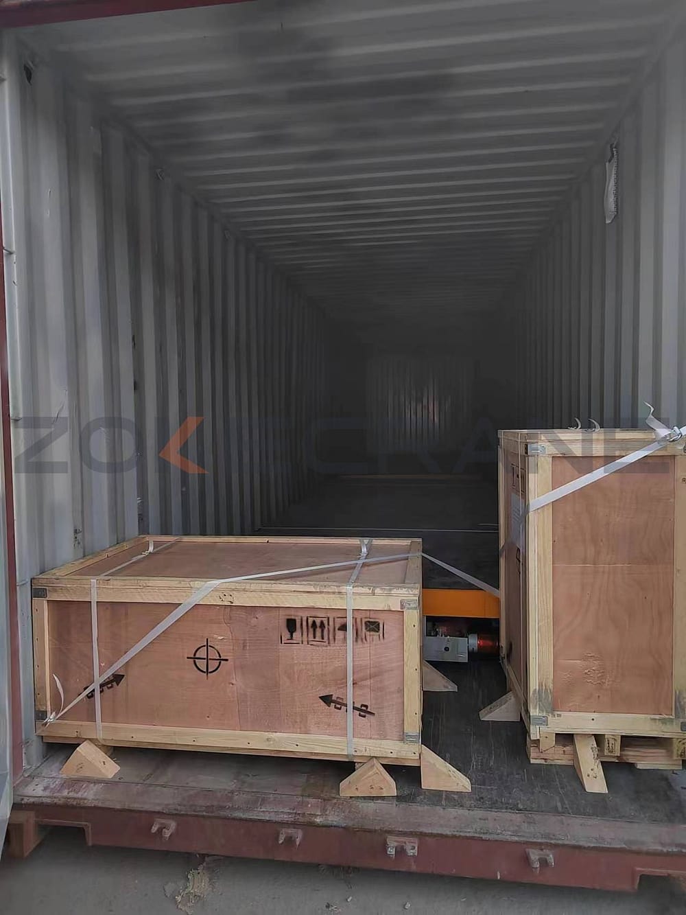 Caricare le merci nel container nel porto di carico della Cina