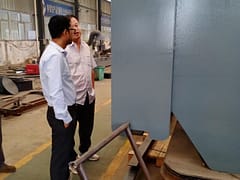 Clientes dos Emirados Árabes Unidos visitam a fábrica da ZokeCrane